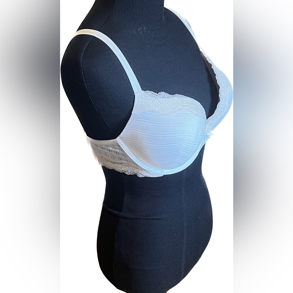 NWT Ambrielle Light Cream Color Bra, 36D, Per
New Condition